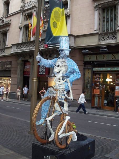 A street performer on Las Ramblas, Barcelona, Spain
